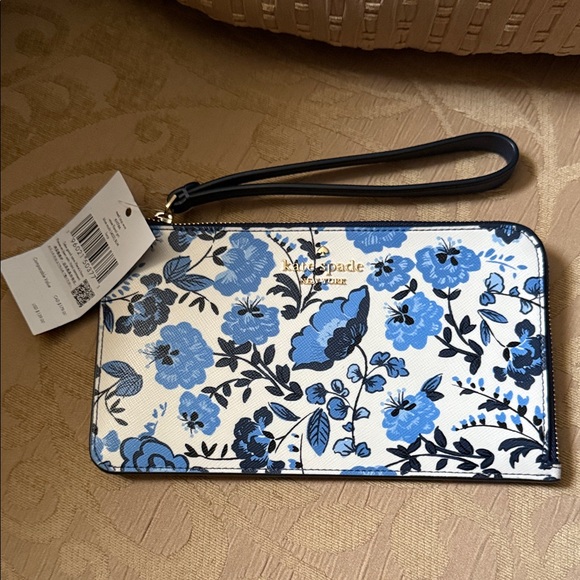 kate spade Handbags - Kate Spade Lucy Vase Floral Medium L Zip Wristlet in blue multi saffiano PVC NWT